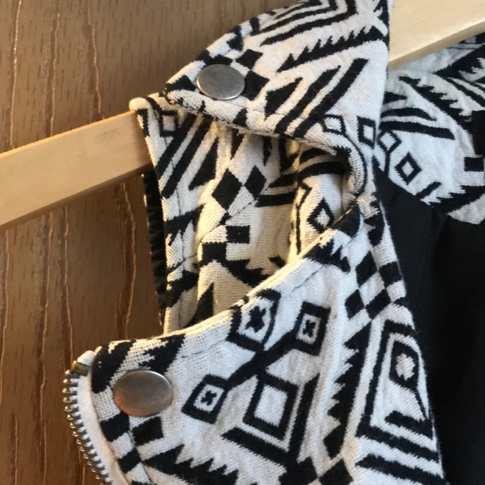 Forever 21 Geometric Pattern Vest - Picture 3 of 5